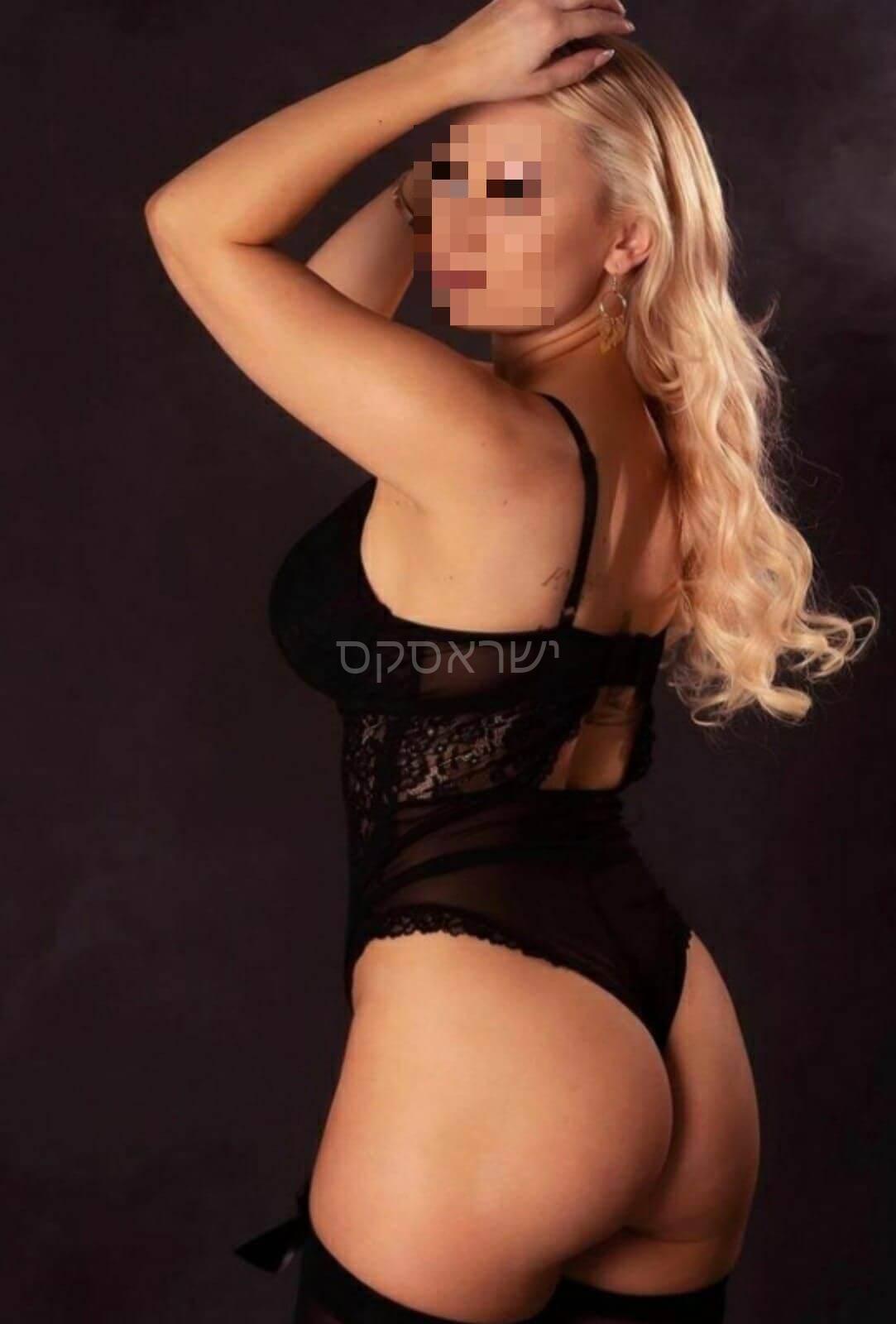 בחיפה – בלונדה אישה מנוסה