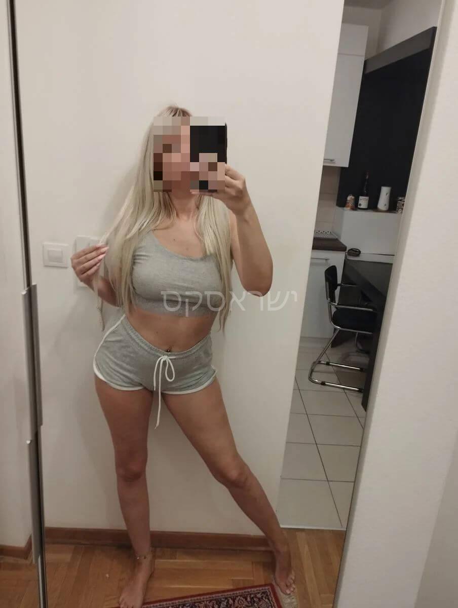 ישראלית ממוצא אירופאי בלונדה – חיפה