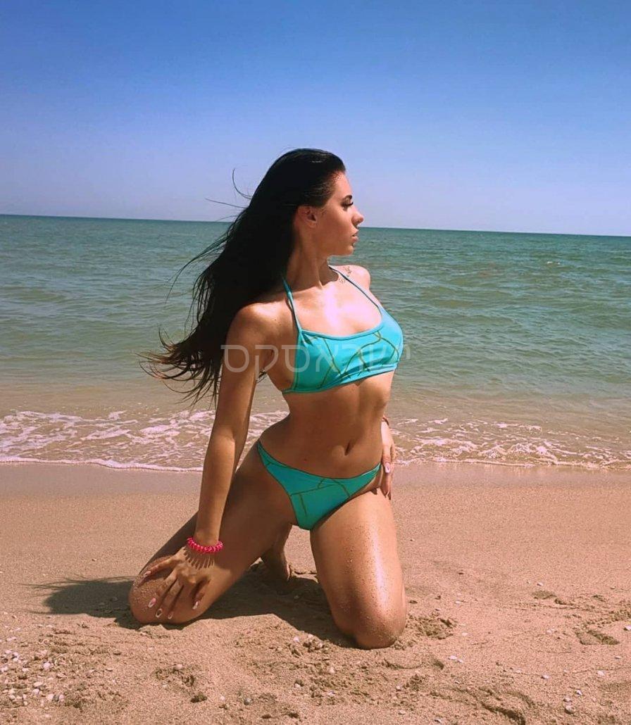 מילה – נערת ליווי ישראלית צעירונת  בתא
