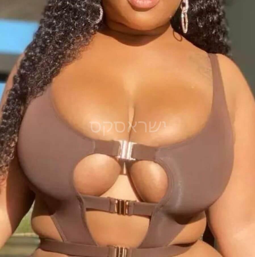 ניקי – תיירת אפריקאית מבנה גוף סקסי בתל אביב